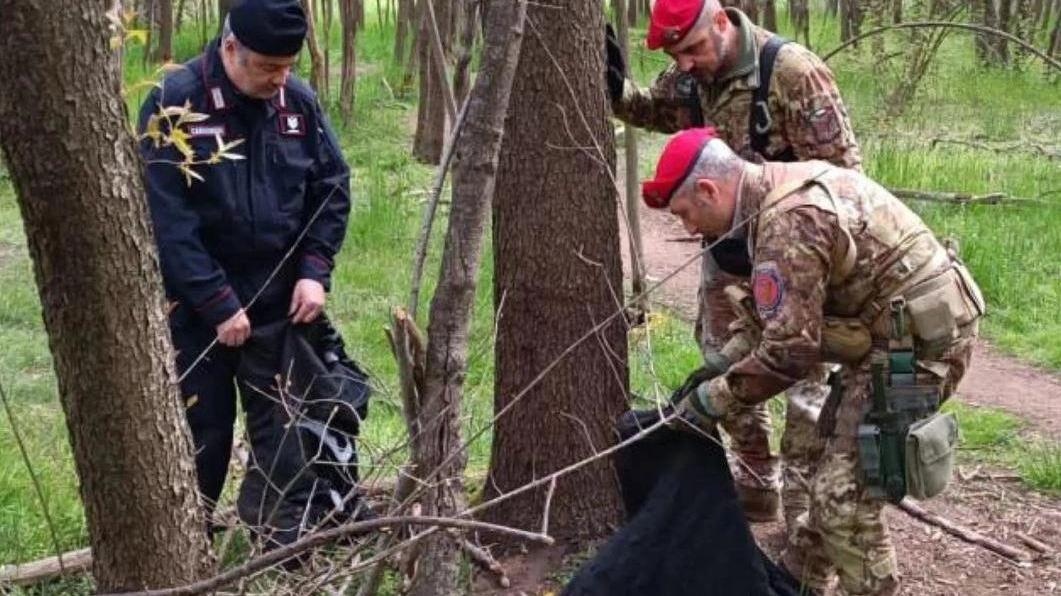 I carabinieri impegnati a smantellare un bivacco utilizzato dagli spacciatori I carabinieri impegnati a smantellare un bivacco utilizzato dagli spacciatori