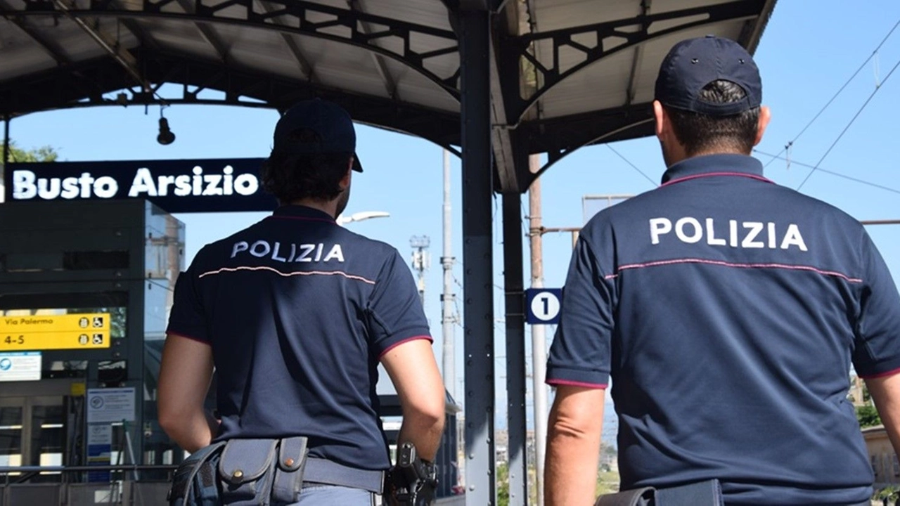 Polizia in azione nella stazione di Busto Arsizio, in provincia di Varese