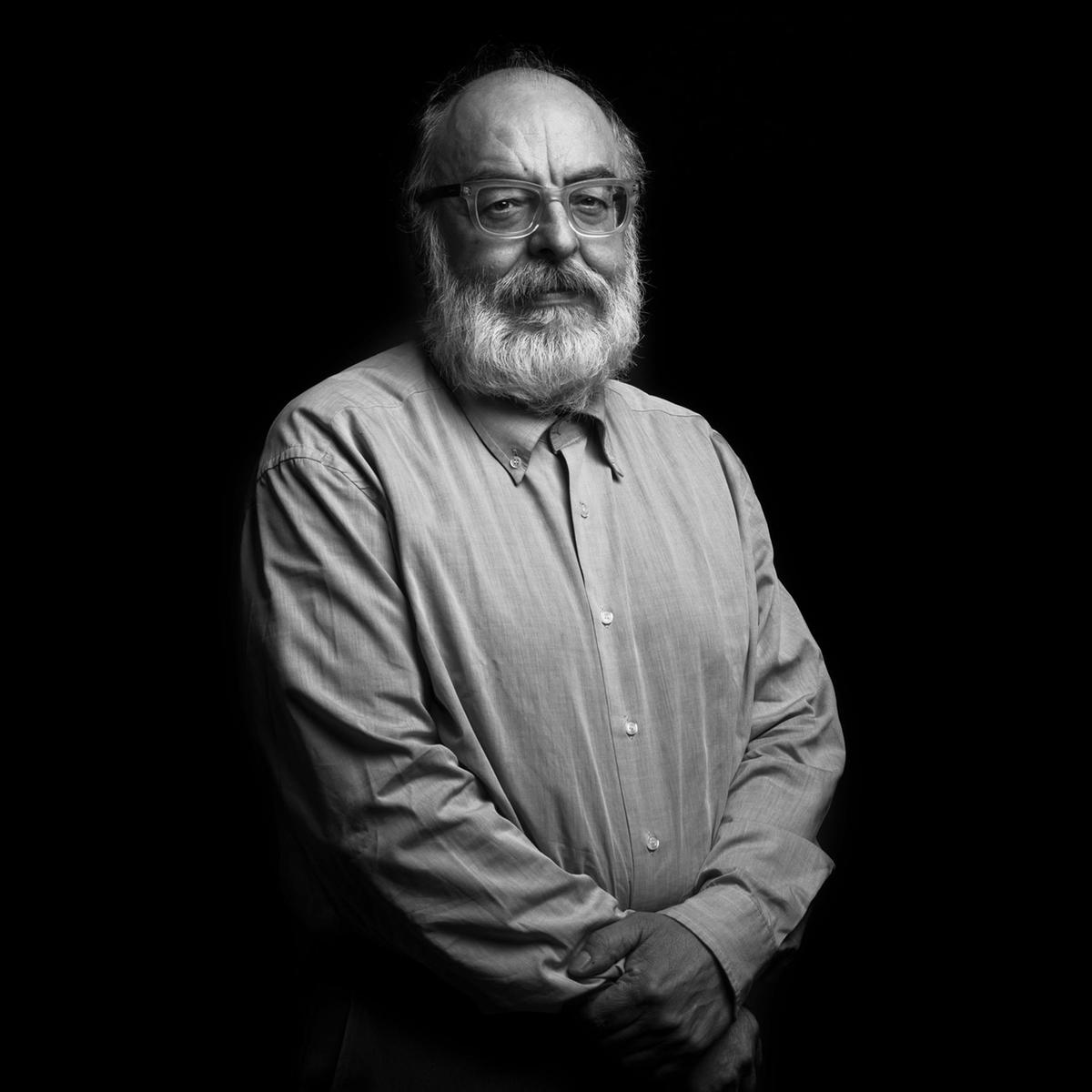 il fotografo maurizio rebuzzini trovato esanime nel suo studio tracce di sangue e segni di strangolamento