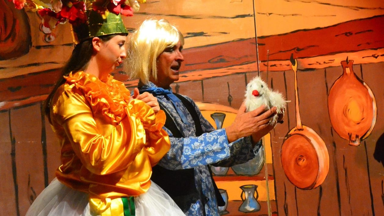 Lo spettacolo teatrale “Le tre melarance d’oro” in scena a Palazzo Terragni con gli attori della Compagnia Teatro Instabile: una favola popolare riscritta in chiave moderna e surrealista per divertirsi fra mille bizzarrie Lo spettacolo teatrale “Le tre melarance d’oro” in scena a Palazzo Terragni con gli attori della Compagnia Teatro Instabile: una favola popolare riscritta in chiave moderna e surrealista per divertirsi fra mille bizzarrie
