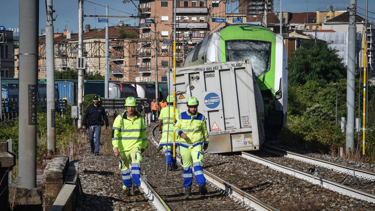 Le indagini sulla tratta ferroviaria di Milano fra le stazioni di Certosa e Greco Pirelli: poco prima delle 6.30 di ieri mattina l’incidente tra treni. Pesantissimi i disagi sullo snodo di Milano con linee in ritardo di ore A sinistra, i passeggeri bloccati in Centrale Le indagini sulla tratta ferroviaria di Milano fra le stazioni di Certosa e Greco Pirelli: poco prima delle 6.30 di ieri mattina l’incidente tra treni. Pesantissimi i disagi sullo snodo di Milano con linee in ritardo di ore A sinistra, i passeggeri bloccati in Centrale