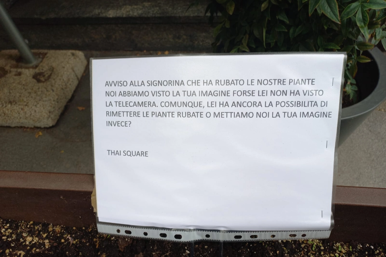 Il cartello perentorio comparso questa mattina fuori dal ristorante