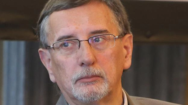 L’ex primo cittadino attacca. Ma il sindaco tira dritto e difende le scelte L’ex primo cittadino attacca. Ma il sindaco tira dritto e difende le scelte