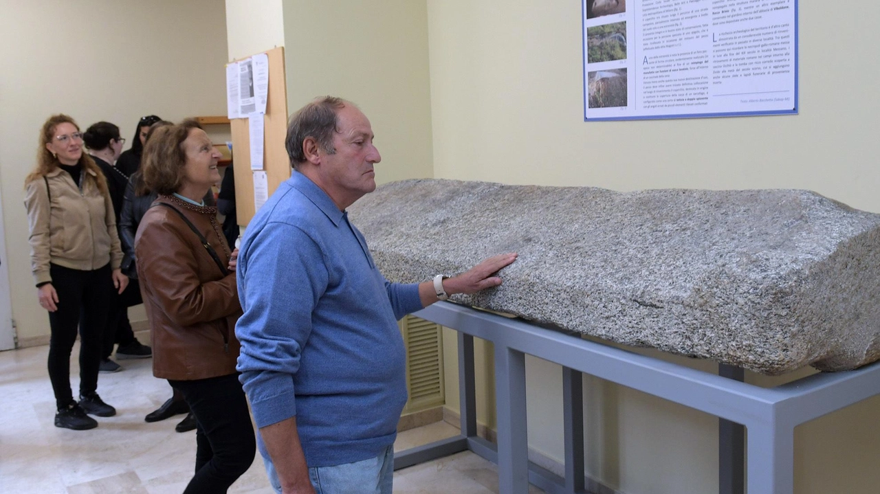 Un lungo iter di pulitura e restauro per il reperto di epoca tardo romana ritrovato nelle campagne di Sesto Ulteriano vicino alla tangenziale. Solo nel 2017 venne dissotterrato anche grazie alla protezione civile. Un lungo iter di pulitura e restauro per il reperto di epoca tardo romana ritrovato nelle campagne di Sesto Ulteriano vicino alla tangenziale. Solo nel 2017 venne dissotterrato anche grazie alla protezione civile.