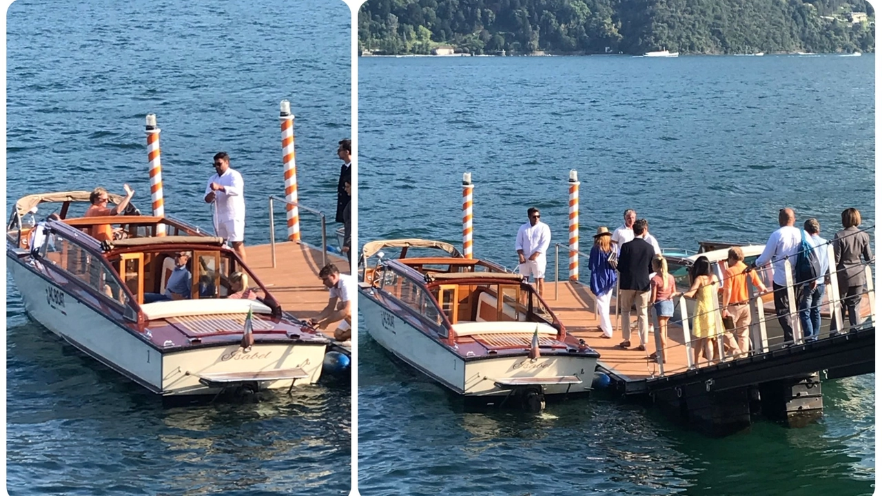 Nicholas Sarkozy (con la camicia azzurra, seduto sulla barca) e Carla Bruni in vacanza sul lago di Como Nicholas Sarkozy (con la camicia azzurra, seduto sulla barca) e Carla Bruni in vacanza sul lago di Como