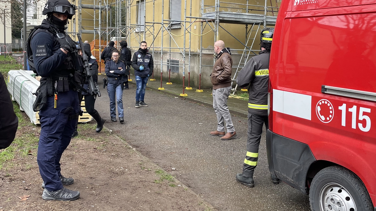 Uomo barricato in un appartamento di via Vespucci a Monza, sul posto le forze dell'ordine e i vigli del fuoco Uomo barricato in un appartamento di via Vespucci a Monza, sul posto le forze dell'ordine e i vigli del fuoco