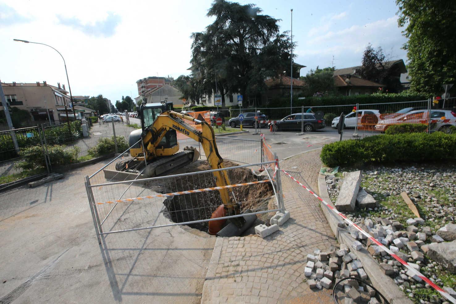 Monza, voragine aperta in viale Sicilia: “Tutto a posto entro fine settimana” Monza, voragine aperta in viale Sicilia: “Tutto a posto entro fine settimana”