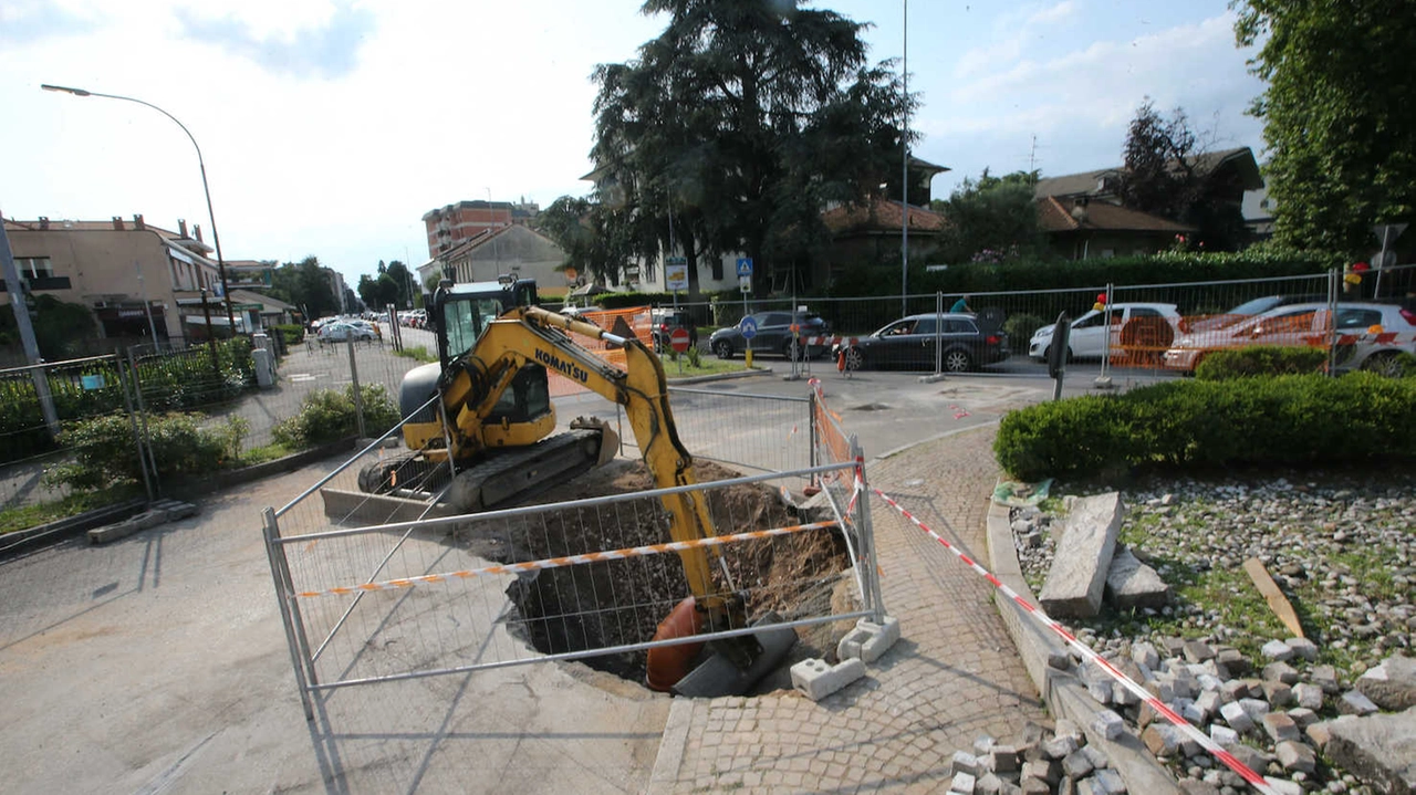 La voragine che si è aperta a Monza La voragine che si è aperta a Monza