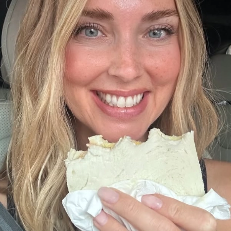 Chiara Ferragni mentre mangia un tramezzino di Ugo Grill (Frame video Instagram)