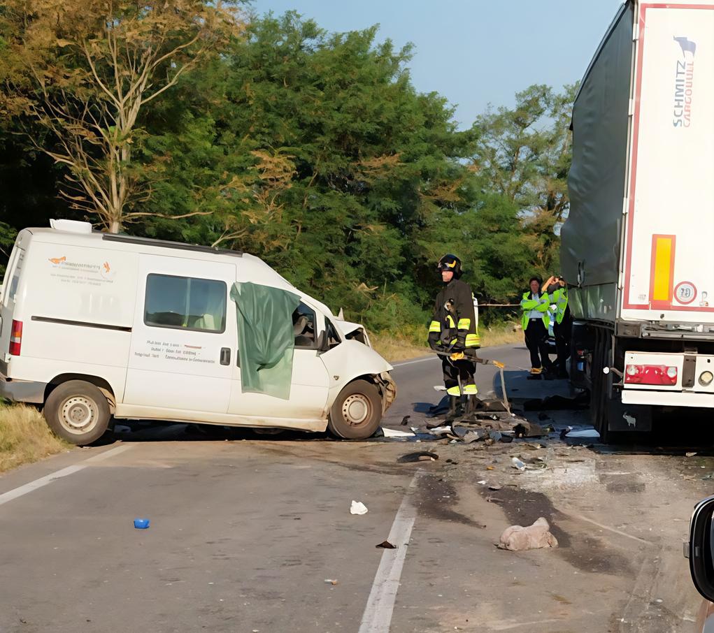 Tragedia sulla sp596 . Schianto contro un tir. Morta sul colpo un’educatrice cinofila Tragedia sulla sp596 . Schianto contro un tir. Morta sul colpo un’educatrice cinofila