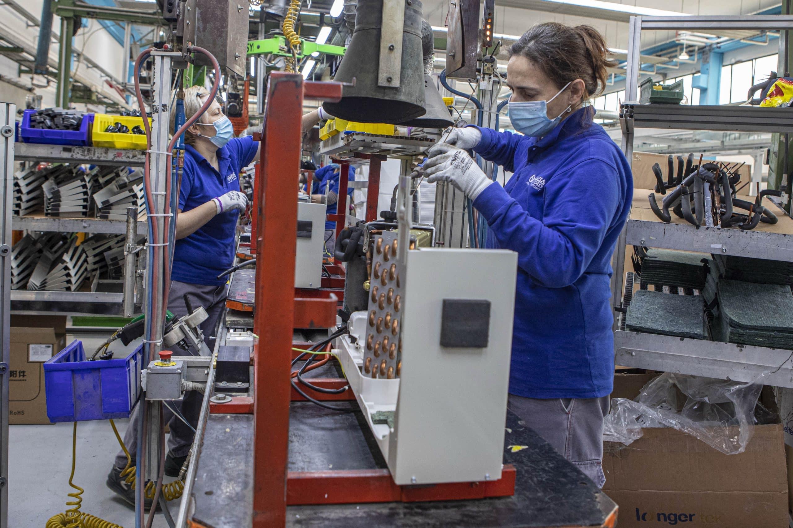 Industria, poche operaie e malpagate in Lombardia: “In un anno seimila euro in meno” Industria, poche operaie e malpagate in Lombardia: “In un anno seimila euro in meno”