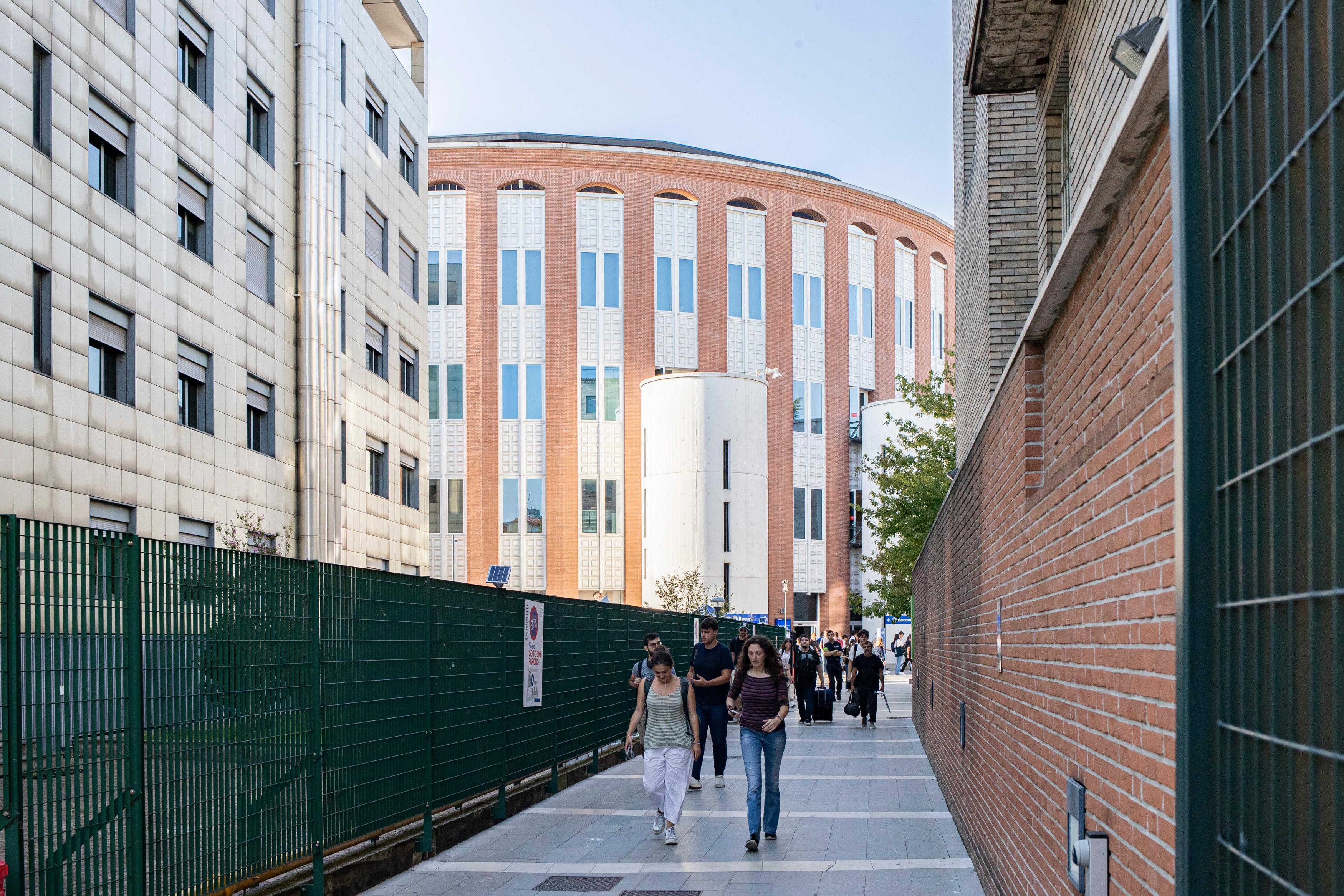 Commenti sessisti sui social: così la Bocconi ha punito (in gran velocità) gli studenti del Loggione