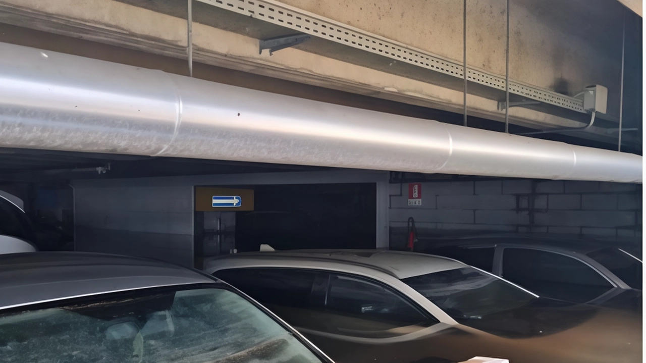 Le auto in uno dei piani del parcheggio Atm Romolo sott’acqua dopo l’acquazzone di giovedì Le auto in uno dei piani del parcheggio Atm Romolo sott’acqua dopo l’acquazzone di giovedì
