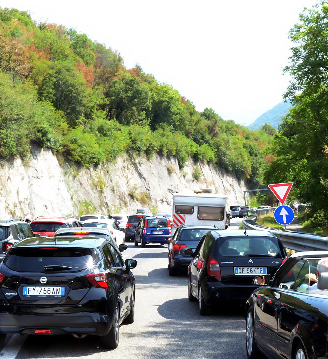 Il traffico dei vacanzieri in viaggio. Le code sulla Superstrada 36? . Come sul Grande Raccordo anulare Il traffico dei vacanzieri in viaggio. Le code sulla Superstrada 36? . Come sul Grande Raccordo anulare
