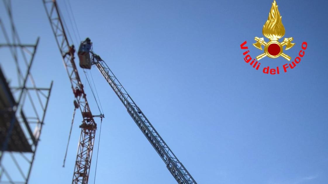 oggiono muratore si arrampica su una gru per protesta voglio i miei soldi