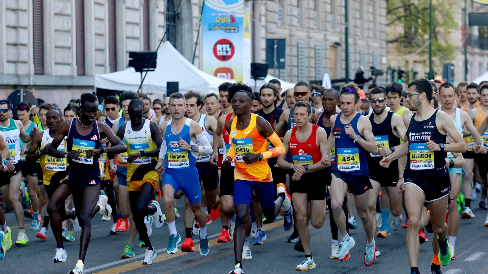 La partenza della Half Maraton in piazza Castello a Milano