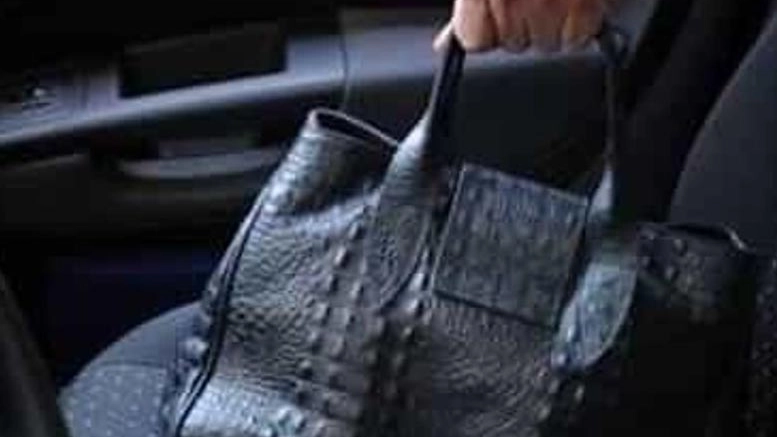 L'uomo ha approfittato della confusione nel bar per mettere le mani sulla borsetta L'uomo ha approfittato della confusione nel bar per mettere le mani sulla borsetta