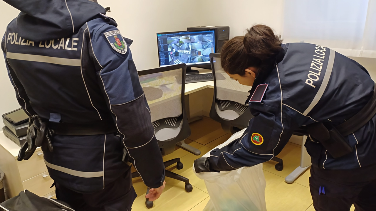 I responsabili individuati dalla polizia locale e sanzionati grazie ai video. Scaricate otto biciclette, divano, materasso e un letto vicino al palasport. I responsabili individuati dalla polizia locale e sanzionati grazie ai video. Scaricate otto biciclette, divano, materasso e un letto vicino al palasport.