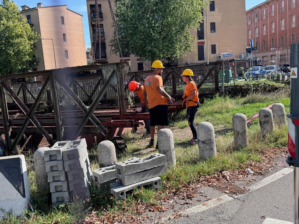 pavia lavori iniziati e subito bloccati il ponte di via ludovico il moro 232 di nuovo fermo