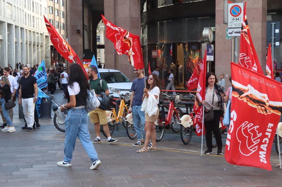 Yoox, l’azienda non arretra sui licenziamenti: sciopero e protesta dei lavoratori a San Babila Yoox, l’azienda non arretra sui licenziamenti: sciopero e protesta dei lavoratori a San Babila