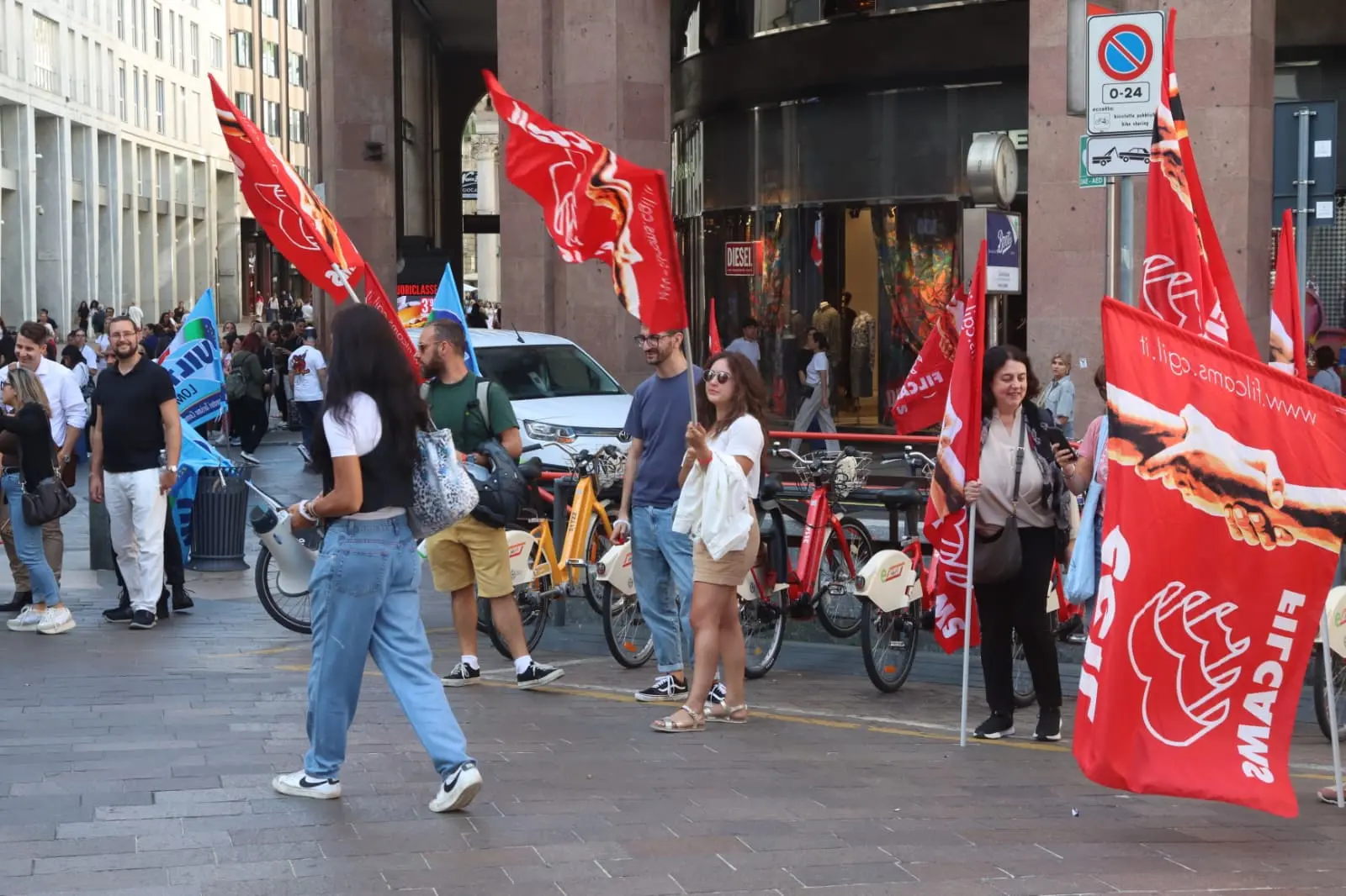 Yoox, l’azienda non arretra sui licenziamenti: sciopero e protesta dei lavoratori a San Babila