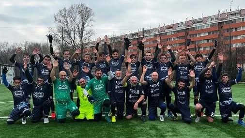 Una giornata fra sport e solidarietà, inseguendo sogni e pallone. Dimenticando le difficoltà quotidiane. La sfida fra la Prima... Una giornata fra sport e solidarietà, inseguendo sogni e pallone. Dimenticando le difficoltà quotidiane. La sfida fra la Prima...