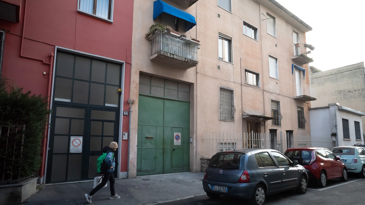 Il fabbricato si trova all’interno di un cortile in via Paruta 62, in zona via Padova Il fabbricato si trova all’interno di un cortile in via Paruta 62, in zona via Padova