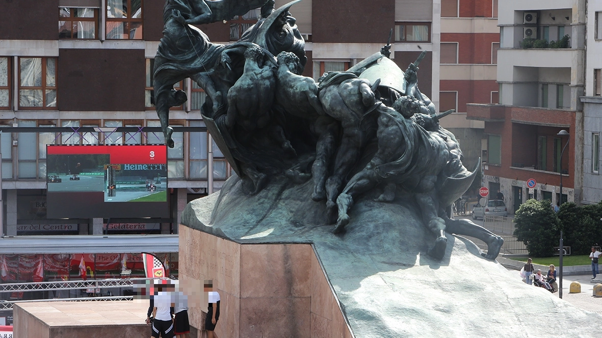 Il Monumento di piazza Trento continua a finire nel mirino dei vandali. Nell’ultimo raid è stata staccata una lastra in bronzo riportante i nomi dei caduti