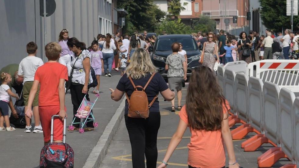 L'ordinanza della polizia locale a Gorgonzola vieta la sosta selvaggia delle auto negli orari di ingresso e uscita delle scuole, promuovendo alternative come la bicicletta e il piedibus per garantire la sicurezza dei bambini. L'ordinanza della polizia locale a Gorgonzola vieta la sosta selvaggia delle auto negli orari di ingresso e uscita delle scuole, promuovendo alternative come la bicicletta e il piedibus per garantire la sicurezza dei bambini.