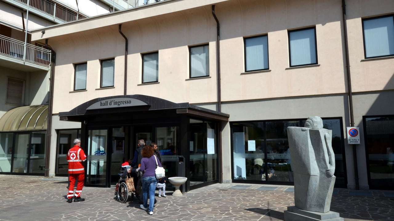 L’uomo lavora nel reparto di Pneumologia del San Leopoldo Mandic di Merate (foto in alto) gestito dagli operatori dell’Inrca con casa madre ad Ancona A lato, il Tribunale di Lecco L’uomo lavora nel reparto di Pneumologia del San Leopoldo Mandic di Merate (foto in alto) gestito dagli operatori dell’Inrca con casa madre ad Ancona A lato, il Tribunale di Lecco