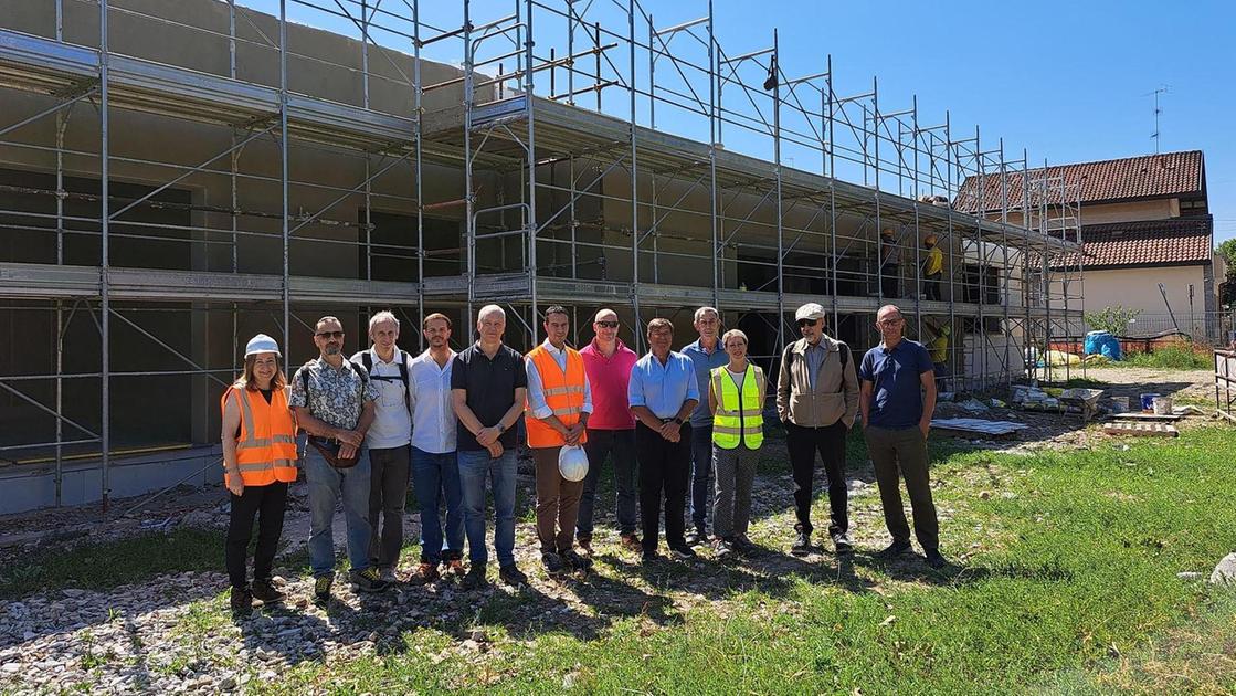 Vetrate sul giardino e tetto fotovoltaico. La nuova scuola Sante Zennaro prende forma