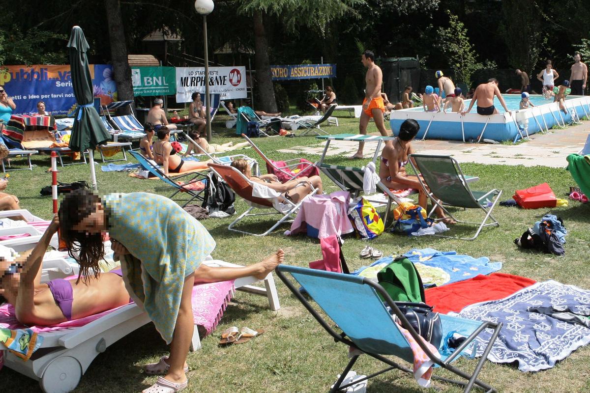 C’è troppo cloro nella piscina: i Nas dei carabinieri sgomberano e chiudono il parco acquatico di San Giorgio Bigarello