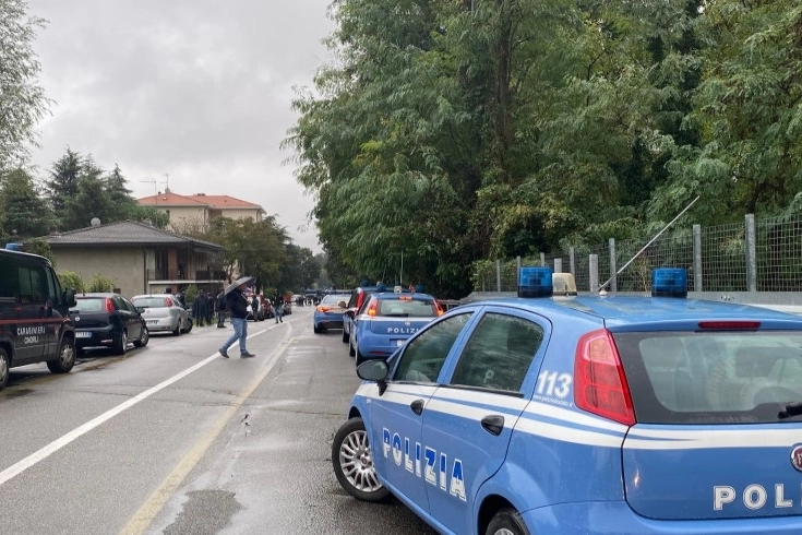 L'intervento delle forze dell'ordine in via Curtatone a Gallarate