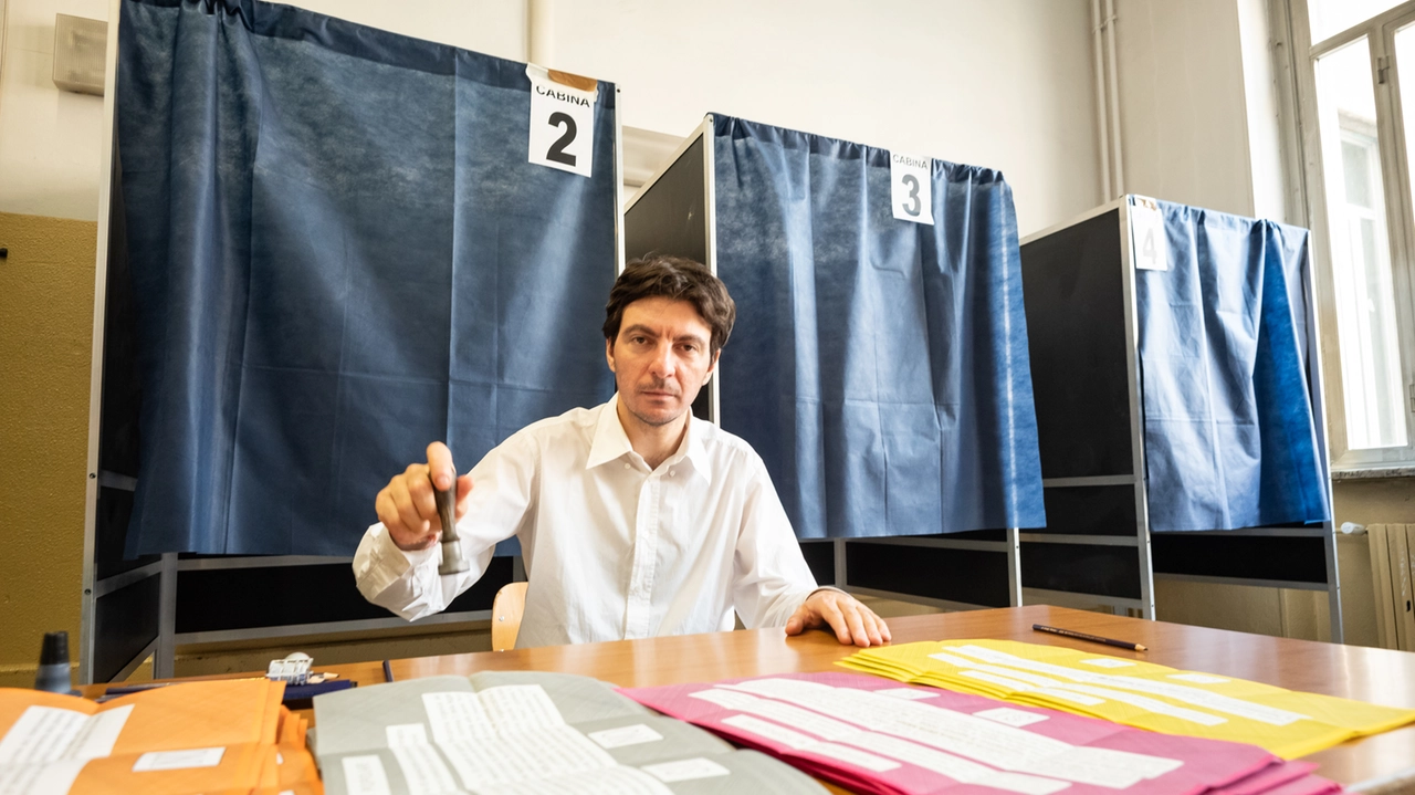 Un seggio elettorale a Milano dove l'affluenza media si è attestata attorno al 35% Un seggio elettorale a Milano dove l'affluenza media si è attestata attorno al 35%