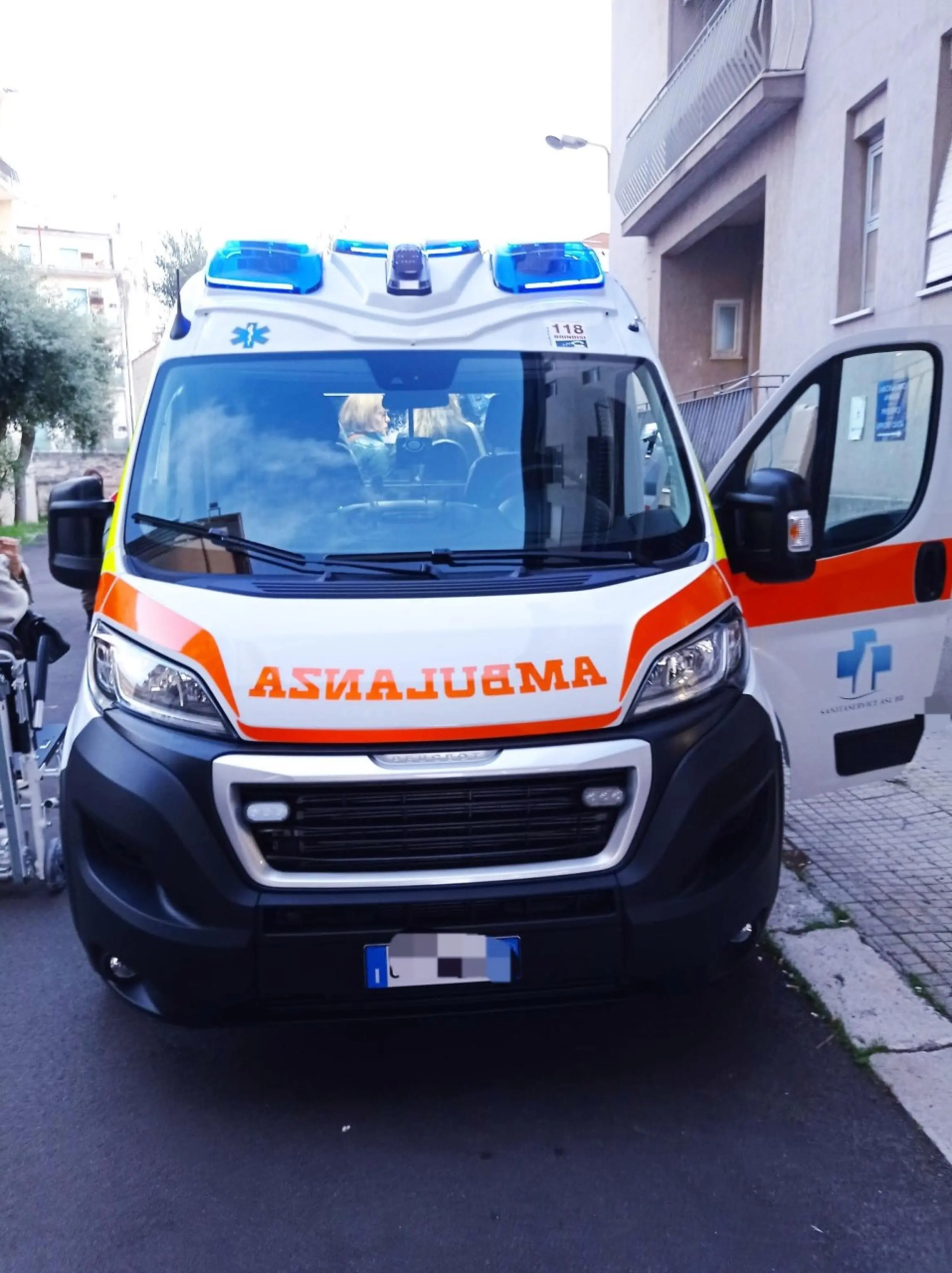 Stradella, cade dalla bici e sbatte la testa contro muro: 14enne in gravissime condizioni