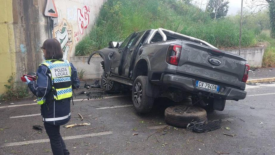 Ha perso improvvisamente il controllo del fuoristrada, ha sfondato il guardrail, ha centrato una massicciata ed è precipitato con l’auto...