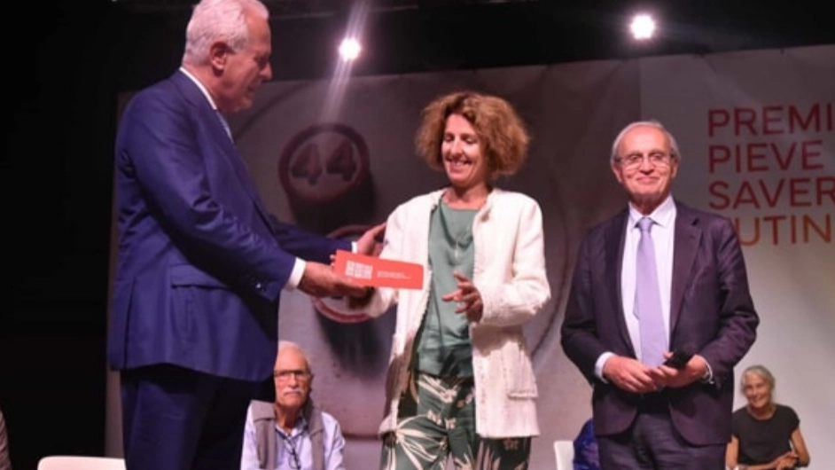 Eugenio Giani consegna il premio a Irene, figlia di Albertina Castellazzi Eugenio Giani consegna il premio a Irene, figlia di Albertina Castellazzi