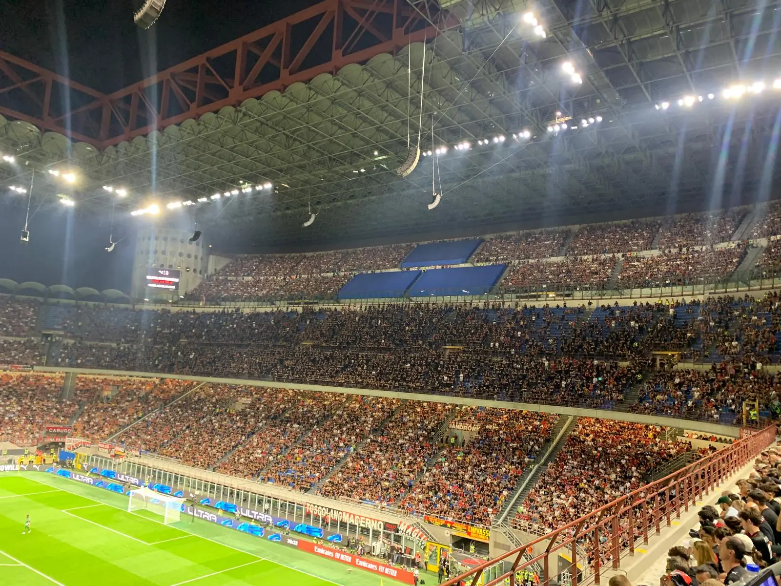 Milan, la Curva Sud resta ancora in silenzio. Nel San Siro sold-out atmosfera surreale