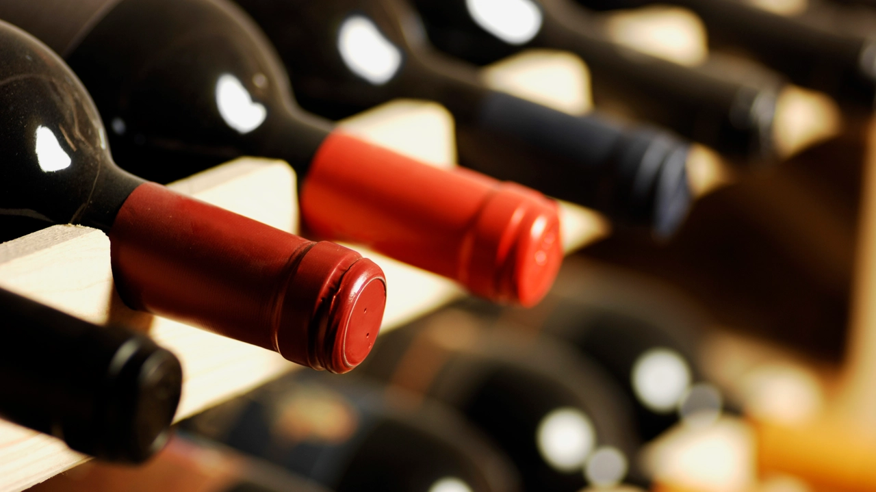 Bottiglie di vino, operazione contro la contraffazione Bottiglie di vino, operazione contro la contraffazione