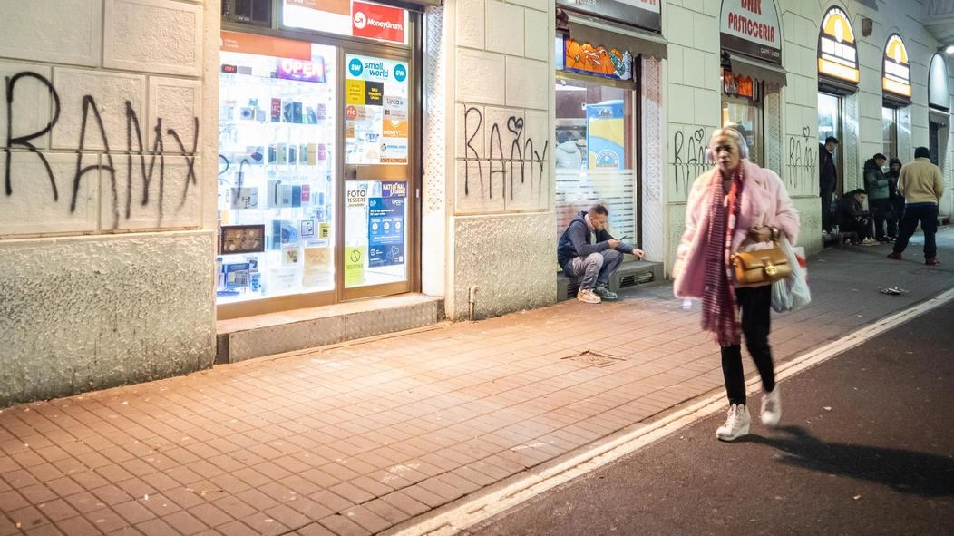 Oggi alle 11 l’incontro con il ministro per definire una strategia anti-caos. Il sindaco al centrodestra: "Milano è accogliente, non cambio la mia linea". Oggi alle 11 l’incontro con il ministro per definire una strategia anti-caos. Il sindaco al centrodestra: "Milano è accogliente, non cambio la mia linea".