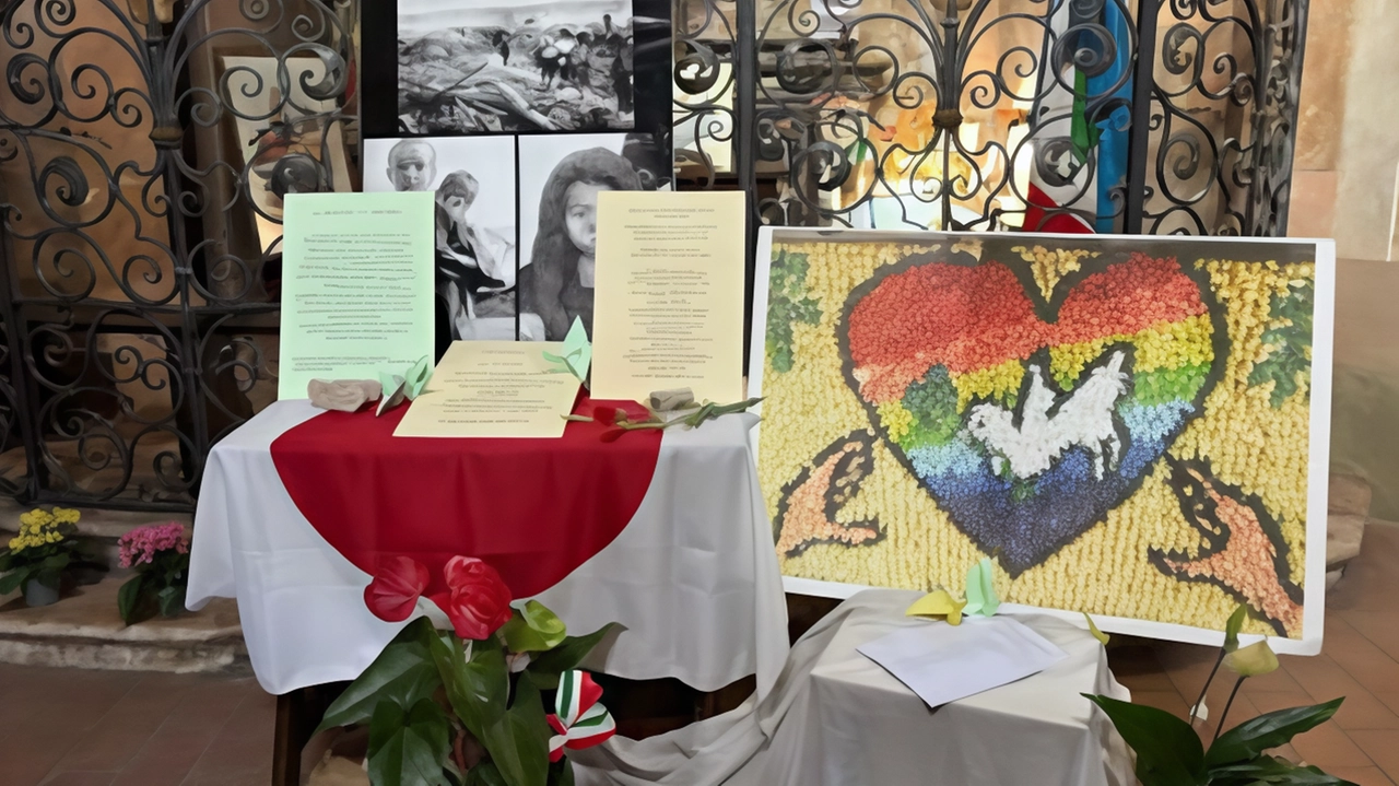 I volontari del Tempio civico hanno esposto il testo della preghiera che papa Giovanni Paolo II recitò a Hiroshima e una poesia dedicata a Sadako piccola vittima I volontari del Tempio civico hanno esposto il testo della preghiera che papa Giovanni Paolo II recitò a Hiroshima e una poesia dedicata a Sadako piccola vittima