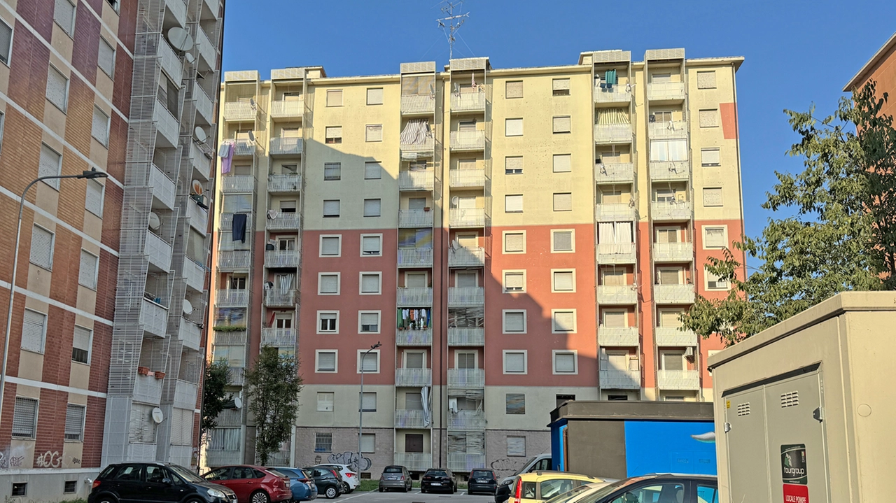 Il palazzo di Rozzano dove abitava la coppia: la donna è volata dal quinto piano Il palazzo di Rozzano dove abitava la coppia: la donna è volata dal quinto piano
