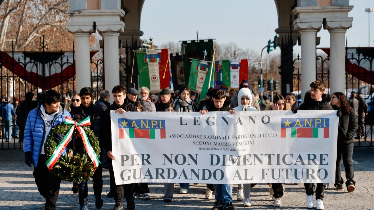 Legnano, 81 anni fa l’orrore a Mauthausen che coinvolse i lavoratori della fabbrica. Radice durante la cerimonia ha detto: "Nessun progresso senza diritti e democrazia". Legnano, 81 anni fa l’orrore a Mauthausen che coinvolse i lavoratori della fabbrica. Radice durante la cerimonia ha detto: "Nessun progresso senza diritti e democrazia".