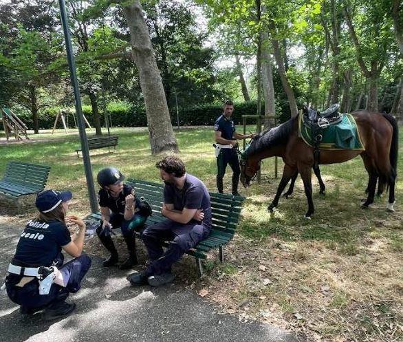 Scomparso ritrovato dai ghisa a cavallo: "Era su una panchina al parco Lambro" Scomparso ritrovato dai ghisa a cavallo: "Era su una panchina al parco Lambro"