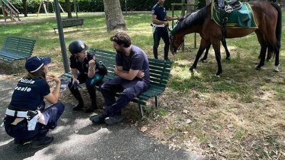 Se ne stava seduto da solo su una panchina del parco Lambro, in un punto poco accessibile ai frequentatori dell’area... Se ne stava seduto da solo su una panchina del parco Lambro, in un punto poco accessibile ai frequentatori dell’area...