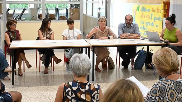 Alla presentazione del Patto educativo presente anche la sindaca Laura Castelletti che ha sottolineato: «Iniziative come queste si possono realizzare grazie all’impegno delle persone» Alla presentazione del Patto educativo presente anche la sindaca Laura Castelletti che ha sottolineato: «Iniziative come queste si possono realizzare grazie all’impegno delle persone»