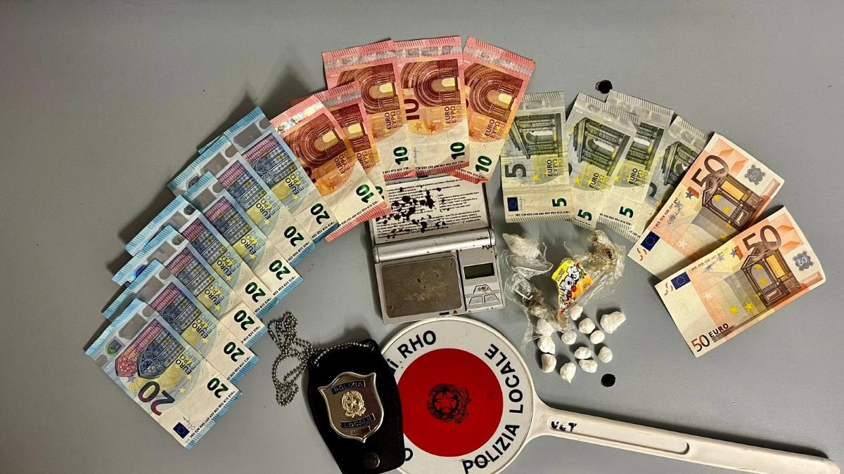 Il materiale sequestrato dalla polizia locale di Rho Il materiale sequestrato dalla polizia locale di Rho