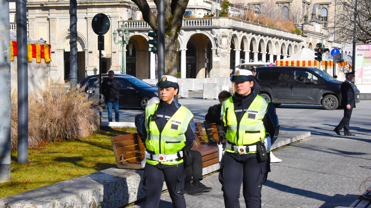 La polizia a piedi in centro a Bergamo per garantire più controlli ll servizio ha sede a Porta Nuova La polizia a piedi in centro a Bergamo per garantire più controlli ll servizio ha sede a Porta Nuova