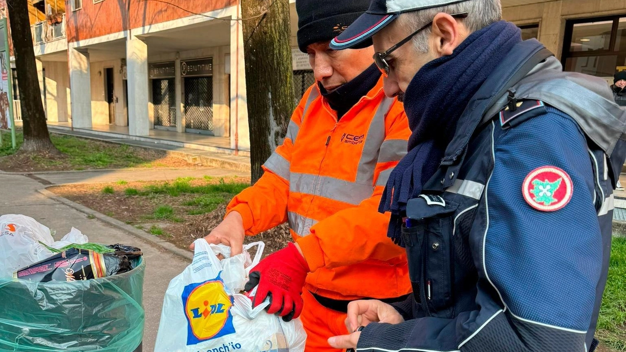 Tolleranza zero contro i furbetti della pattumiera, la polizia locale di Vimodrone a caccia dei responsabili raccoglie e apre i... Tolleranza zero contro i furbetti della pattumiera, la polizia locale di Vimodrone a caccia dei responsabili raccoglie e apre i...