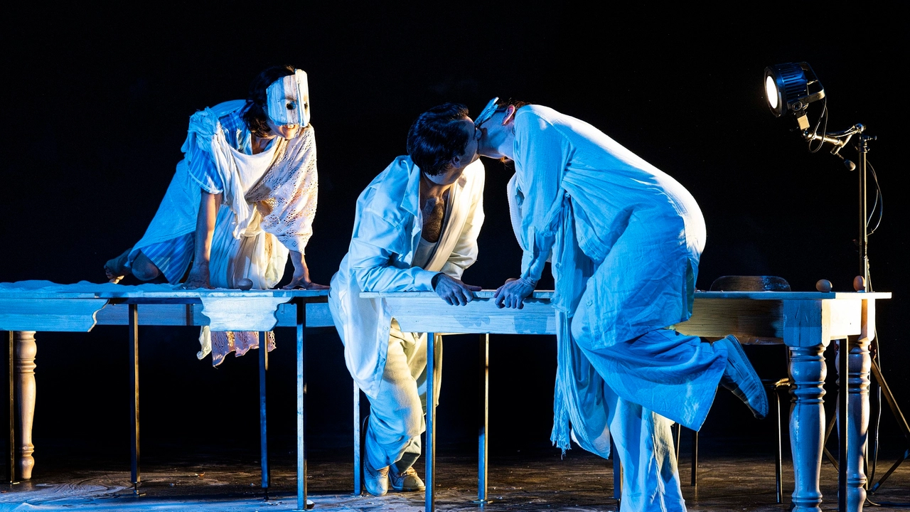 Una scena dello spettacolo "Arrusi", di Gabriele Scotti Una scena dello spettacolo "Arrusi", di Gabriele Scotti